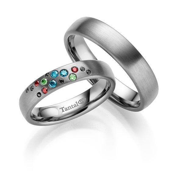 Paar klassische Trauringe/Eheringe in Tantal 900 mit zus. 0,155 ct. Brillant schwarz Red Cherry oceanblue Apple Green 
