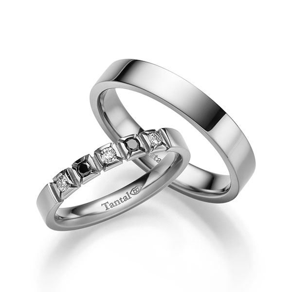 Paar klassische Trauringe/Eheringe in Tantal 900 mit zus. 0,15 ct. Brillant schwarz tw, si 