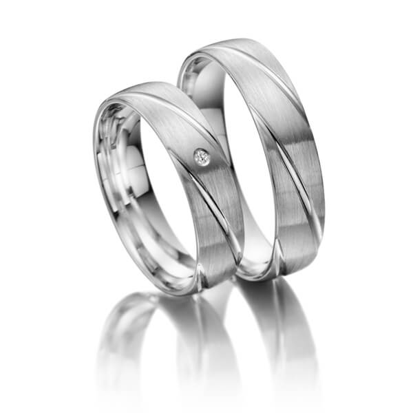 Paar klassische Trauringe/Eheringe in Weißgold 333 mit zus. 0,02 ct. Brillant tw, si 