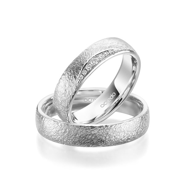 Paar klassische Trauringe/Eheringe in Weißgold 375 crushed Struktur mit zus. 0,06 ct. Brillant tw, si von acredo - A-1960-3
