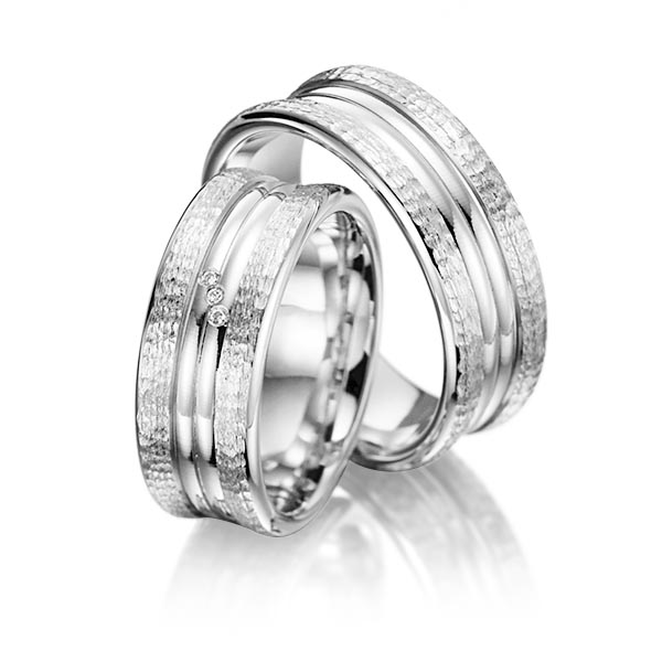 Paar klassische Trauringe/Eheringe in Weißgold 375 gehämmert Struktur, mit zus. 0,015 ct. Brillant tw, si von Merii
