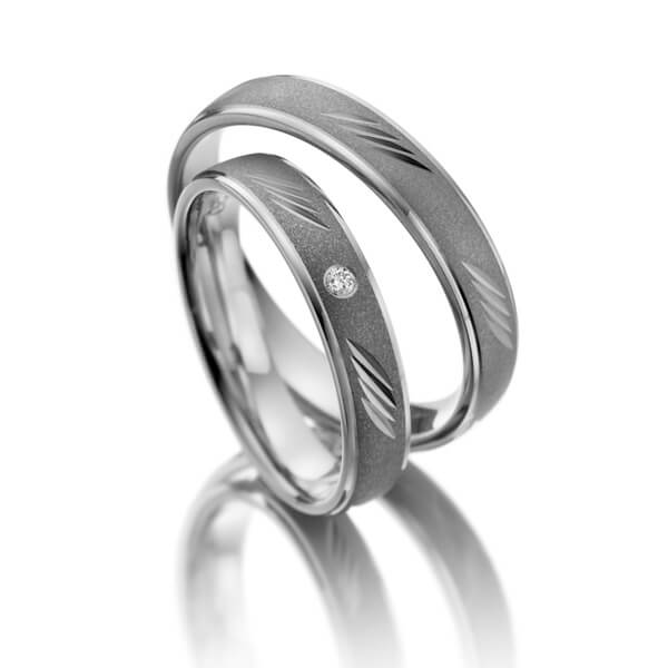 Paar klassische Trauringe/Eheringe in Weißgold 375 mit zus. 0,01 ct. Brillant tw, si 