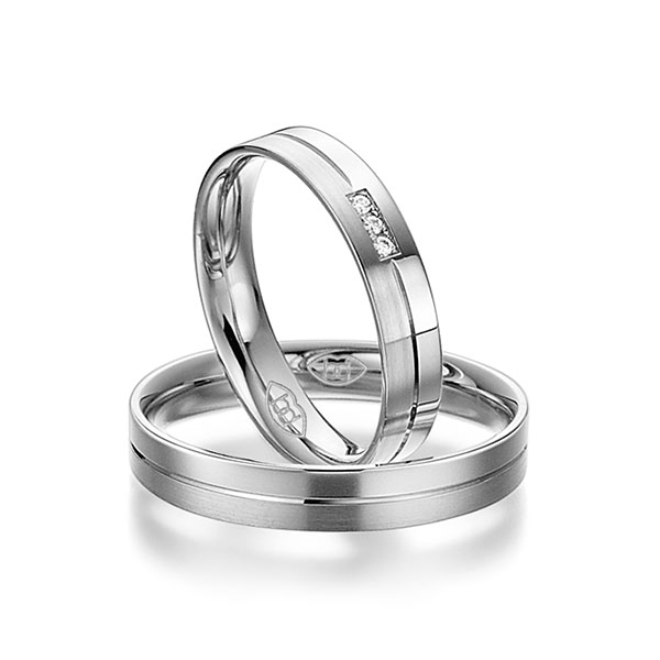 Paar klassische Trauringe/Eheringe in Weißgold 375 mit zus. 0,024 ct. Brillant tw, si 