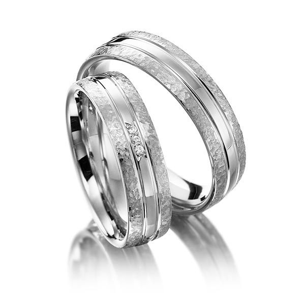 Paar klassische Trauringe/Eheringe in Weißgold 375 mit zus. 0,024 ct. Brillant tw, si von Merii