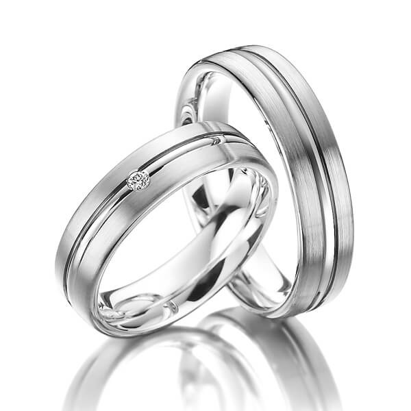 Paar klassische Trauringe/Eheringe in Weißgold 375 mit zus. 0,02 ct. Brillant tw, si 