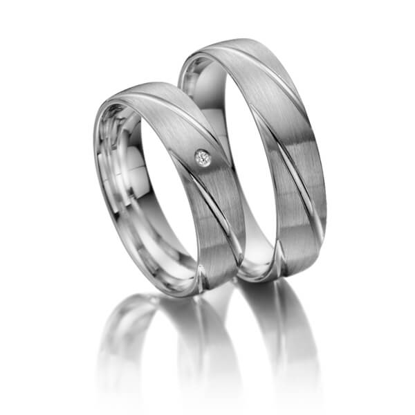 Paar klassische Trauringe/Eheringe in Weißgold 375 mit zus. 0,02 ct. Brillant tw, si 