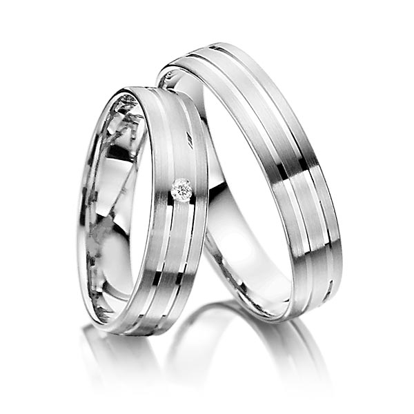 Paar klassische Trauringe/Eheringe in Weißgold 375 mit zus. 0,02 ct. Brillant tw, si 