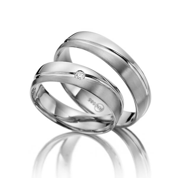 Paar klassische Trauringe/Eheringe in Weißgold 375 mit zus. 0,02 ct. Brillant tw, si 