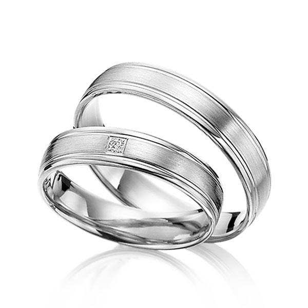 Paar klassische Trauringe/Eheringe in Weißgold 375 mit zus. 0,02 ct. Brillant tw, si 