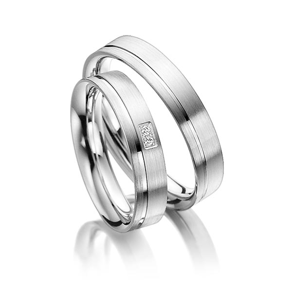 Paar klassische Trauringe/Eheringe in Weißgold 375 mit zus. 0,02 ct. Brillant tw, si von Steinberg