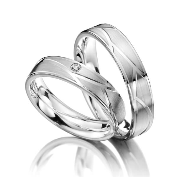 Paar klassische Trauringe/Eheringe in Weißgold 375 mit zus. 0,03 ct. Brillant tw, si 