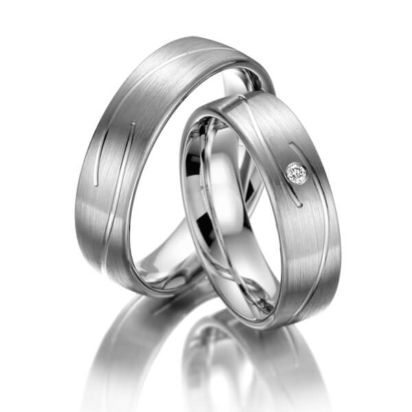 Paar klassische Trauringe/Eheringe in Weißgold 375 mit zus. 0,03 ct. Brillant tw, si 