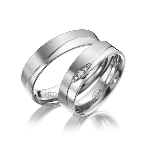 Paar klassische Trauringe/Eheringe in Weißgold 375 mit zus. 0,03 ct. Brillant tw, si 