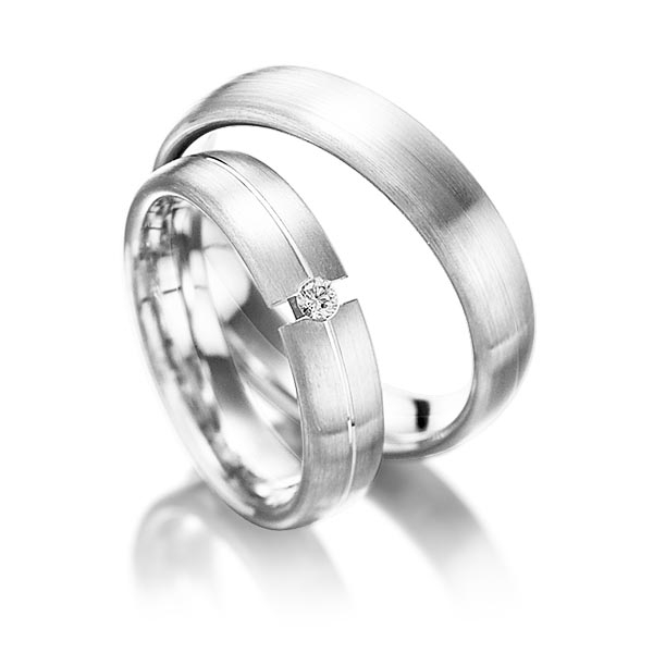 Paar klassische Trauringe/Eheringe in Weißgold 375 mit zus. 0,05 ct. Brillant tw, vs 