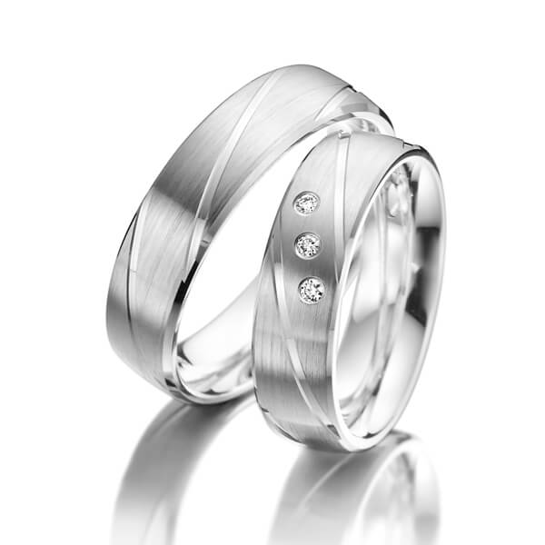 Paar klassische Trauringe/Eheringe in Weißgold 375 mit zus. 0,06 ct. Brillant tw, si 