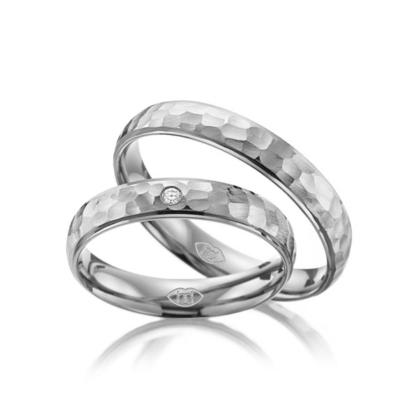 Paar klassische Trauringe/Eheringe in Weißgold 585 , gehämmert Struktur mit zus. 0,01 ct. Brillant tw, si 