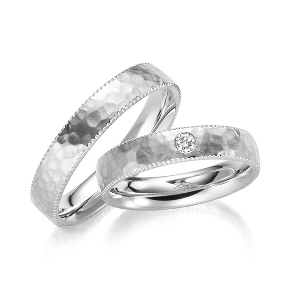 Paar klassische Trauringe/Eheringe in Weißgold 585 , gehämmert Struktur mit zus. 0,06 ct. Brillant tw, si 