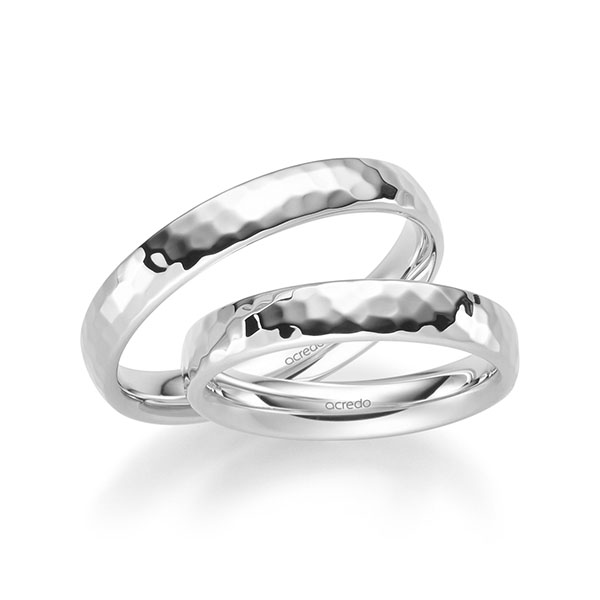Paar klassische Trauringe/Eheringe in Weißgold 585 gehämmert Struktur von acredo