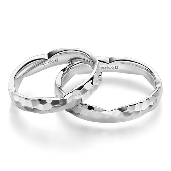 Paar klassische Trauringe/Eheringe in Weissgold 585 gehämmert Struktur von acredo