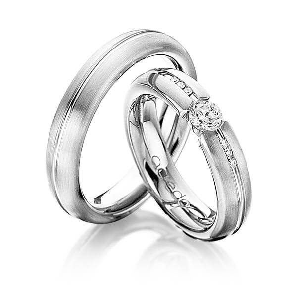 Paar klassische Trauringe/Eheringe in Weißgold 585 mit 0,3 ct. + zus. 0,048 ct. Brillant tw, si von acredo