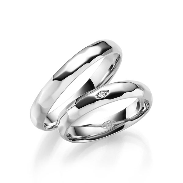 Paar klassische Trauringe/Eheringe in Weißgold 585 mit zus. 0,015 ct. Brillant tw, si 