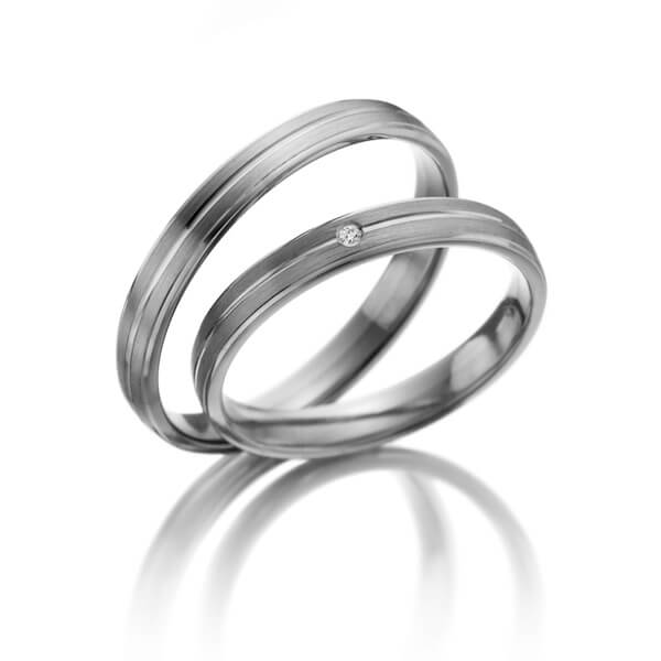 Paar klassische Trauringe/Eheringe in Weißgold 585 mit zus. 0,01 ct. Brillant tw, si 