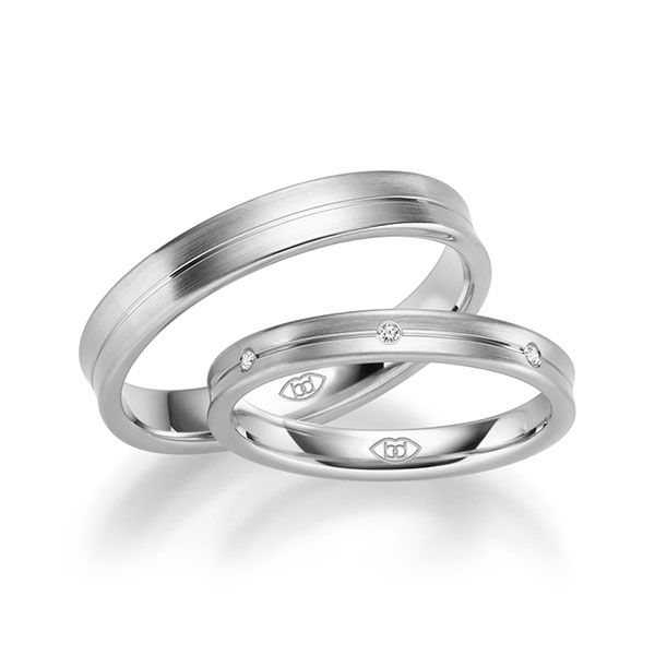 Paar klassische Trauringe/Eheringe in Weißgold 585 mit zus. 0,024 ct. Brillant tw, si 