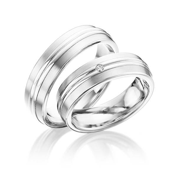 Paar klassische Trauringe/Eheringe in Weißgold 585 mit zus. 0,025 ct. Brillant tw, si von 123GOLD