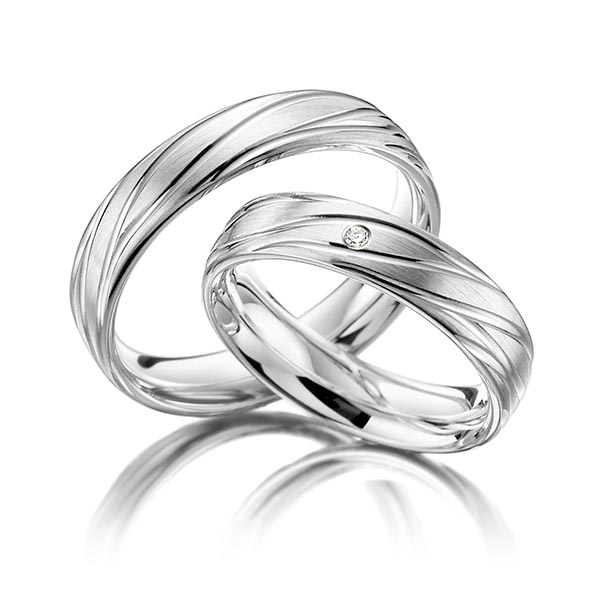 Paar klassische Trauringe/Eheringe in Weißgold 585 mit zus. 0,02 ct. Brillant tw, si von Steinberg