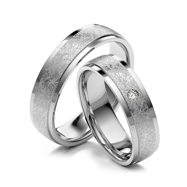 Paar klassische Trauringe/Eheringe in Weißgold 585 mit zus. 0,03 ct. Brillant tw, si 