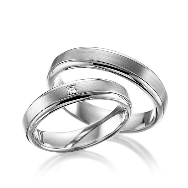 Paar klassische Trauringe/Eheringe in Weißgold 585 mit zus. 0,03 ct. Prinzess-Diamant tw, vs von 123GOLD