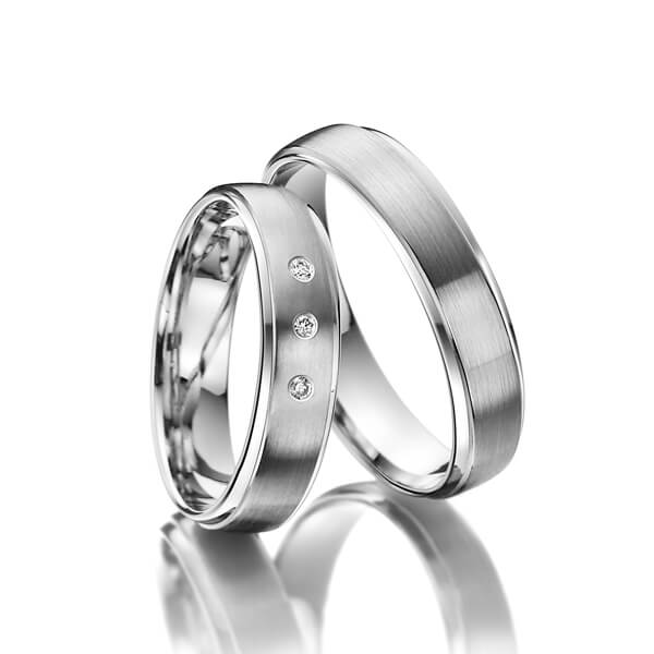 Paar klassische Trauringe/Eheringe in Weißgold 585 mit zus. 0,06 ct. Brillant tw, si 