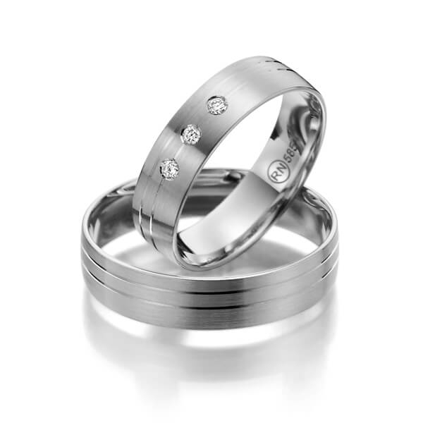 Paar klassische Trauringe/Eheringe in Weissgold 585 mit zus. 0,06 ct. Brillant tw, si 