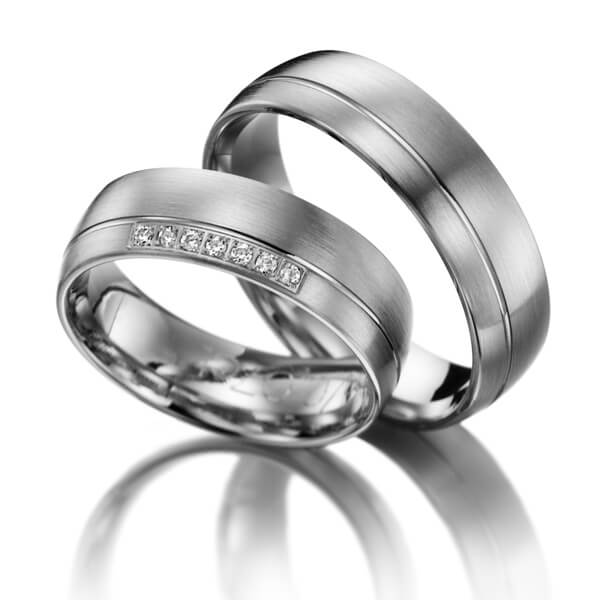 Paar klassische Trauringe/Eheringe in Weissgold 585 mit zus. 0,07 ct. Brillant tw, si 