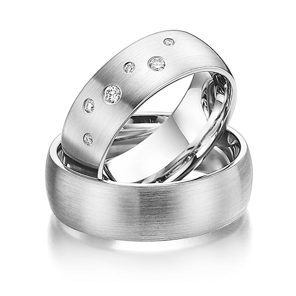 Paar klassische Trauringe/Eheringe in Weissgold 585 mit zus. 0,12 ct. Brillant tw, si 