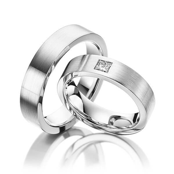 Paar klassische Trauringe/Eheringe in Weißgold 585 mit zus. 0,12 ct. Prinzess-Diamant tw, si von Steinberg