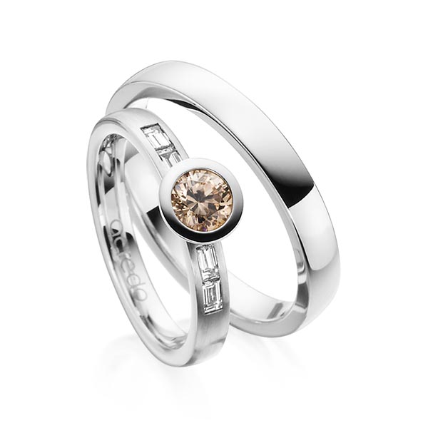 Paar klassische Trauringe/Eheringe in Weißgold 585 mit zus. 0,39 ct. Brillant & Baguette-Diamant cognac tw, vs von acredo - A-1378-1 Paar klassische Trauringe/Eheringe in Weißgold 585 mit zus. 0,39 ct. Brillant & Baguette-Diamant cognac tw, vs von acredo - A-1378-1
