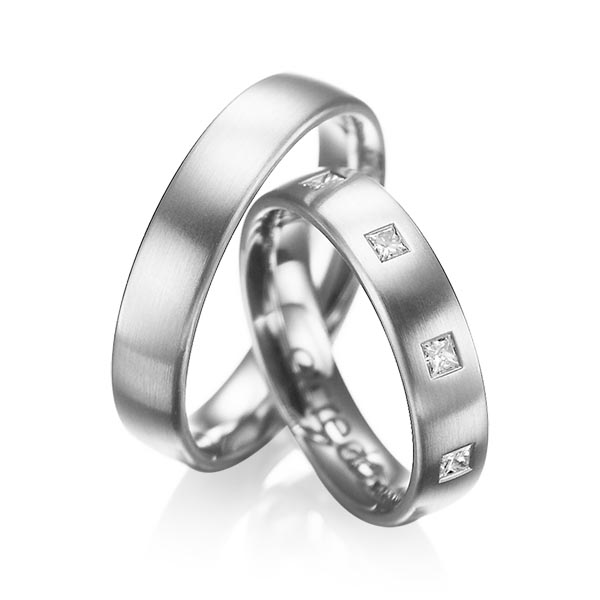 Paar klassische Trauringe/Eheringe in Weissgold 585 mit zus. 0,45 ct. Prinzess-Diamant tw, si von acredo - A-1004-7 Paar klassische Trauringe/Eheringe in Weissgold 585 mit zus. 0,45 ct. Prinzess-Diamant tw, si von acredo - A-1004-7