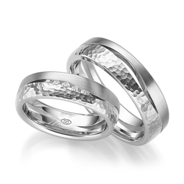 Paar klassische Trauringe/Eheringe in Weißgold 750 , gehämmert Struktur mit zus. 0,05 ct. Brillant tw, si von Merii - M-1324-5 Paar klassische Trauringe/Eheringe in Weißgold 750 , gehämmert Struktur mit zus. 0,05 ct. Brillant tw, si von Merii - M-1324-5