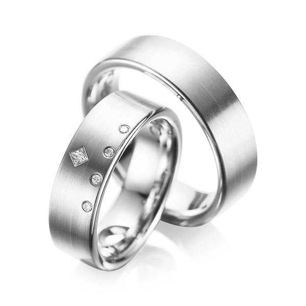 Paar klassische Trauringe/Eheringe in Weissgold 750 mit zus. 0,07 ct. Brillant & Prinzess-Diamant tw, si tw, vs von acredo - A-1038-7 Paar klassische Trauringe/Eheringe in Weissgold 750 mit zus. 0,07 ct. Brillant & Prinzess-Diamant tw, si tw, vs von acredo - A-1038-7