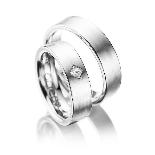 Paar klassische Trauringe/Eheringe in Weissgold 750 mit zus. 0,1 ct. Prinzess-Diamant tw, si von acredo - A-1020-7