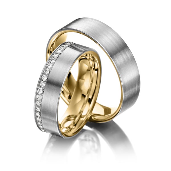 Set Bicolor Memoire-trouwringen in buiten grijsgoud 14 kt. , binnen geelgoud 14 kt. half gezet met in totaal 0,23 ct. Briljant tw/si van Steinberg