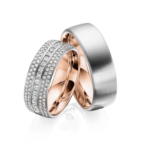 Set Bicolor Memoire-trouwringen in buiten grijsgoud 14 kt. , binnen roodgoud 14 kt. half gezet met in totaal 1,12 ct. Briljant & Princess-Diamant tw/si van acredo