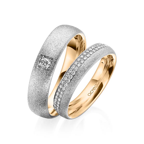 Set Bicolor Memoire-trouwringen in buiten grijsgoud 14 kt. , binnen roségoud 14 kt. half gezet met in totaal 0,36 ct. Briljant tw/si van acredo