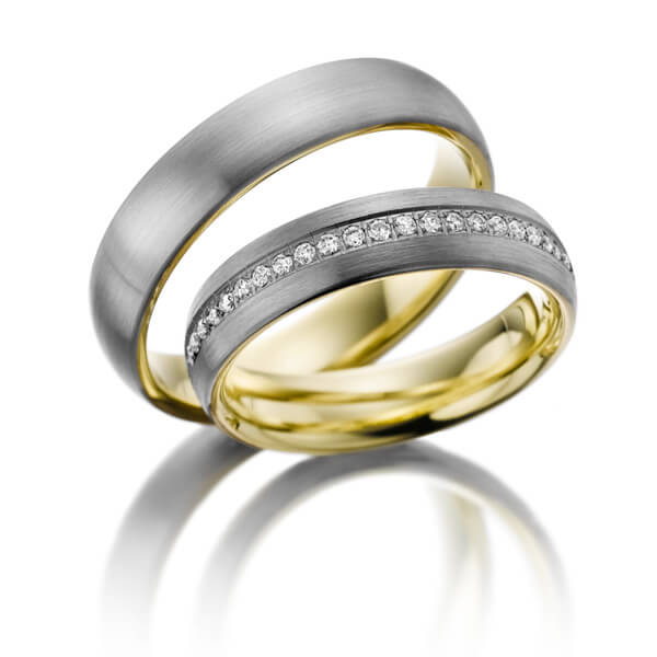 Set Bicolor Memoire-trouwringen in buiten witgoud 14 kt. , binnen geelgoud 14 kt. half gezet met in totaal 0,21 ct. Briljant tw/si 