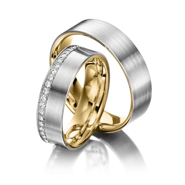 Set Bicolor Memoire-trouwringen in buiten witgoud 14 kt. , binnen geelgoud 14 kt. half gezet met in totaal 0,23 ct. Briljant tw/si van Steinberg