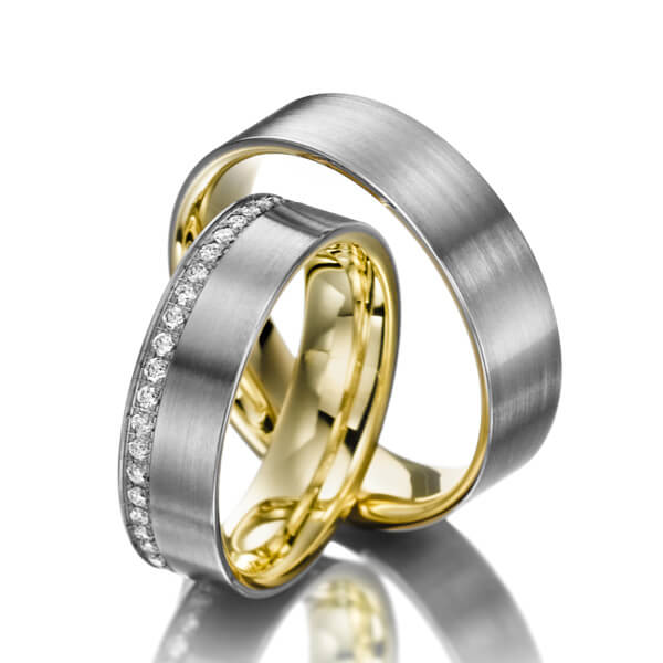 Set Bicolor Memoire-trouwringen in buiten witgoud 14 kt. , binnen geelgoud 14 kt. volledig gezet met in totaal 0,42 ct. Briljant tw/si 