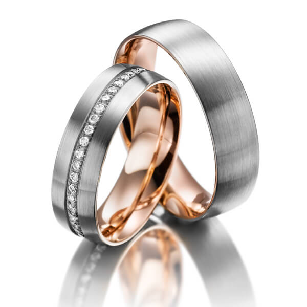 Set Bicolor Memoire-trouwringen in buiten witgoud 14 kt. , binnen roodgoud 14 kt. half gezet met in totaal 0,21 ct. Briljant tw/si 