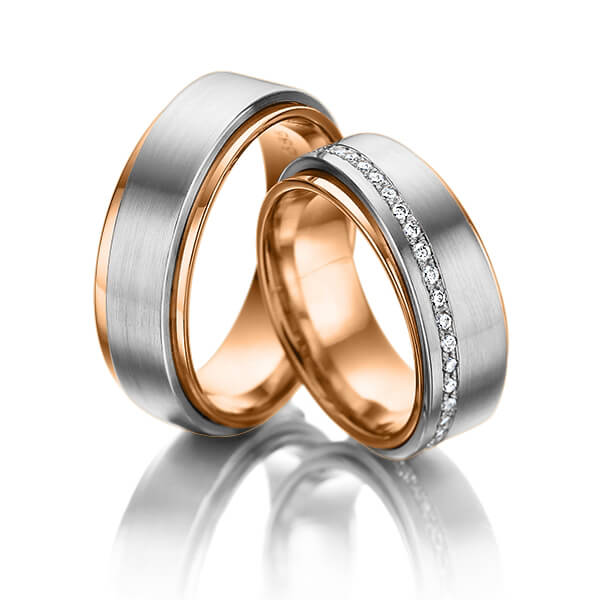 Set Bicolor Memoire-trouwringen in buiten witgoud 14 kt. , binnen roodgoud 14 kt. volledig gezet met in totaal 0,49 ct. Briljant tw/si van Eternal Touch