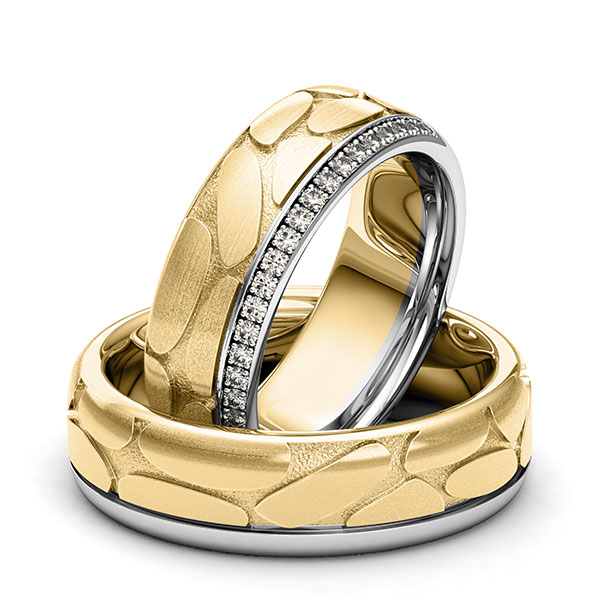Set Bicolor Memoire-trouwringen in grijsgoud 14 kt. geelgoud 14 kt. Laser Structuur half gezet met in totaal 0,22 ct. Briljant tw/si van Eternal Touch